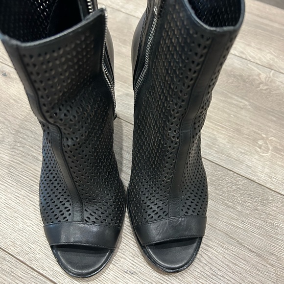 💥PRICE ⬇️
 CALVIN KLEIN  - Black Mesh Bootie - size 7 -💥PRICE ⬇️ - Picture 4 of 13